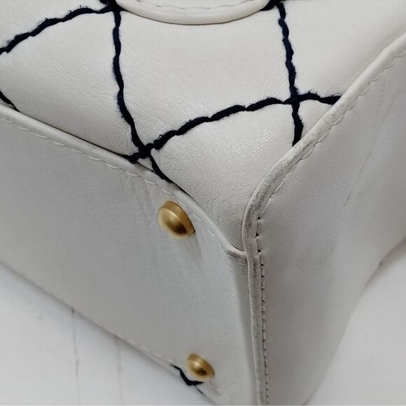 CHANEL White Quilted Handbag - Picture 7 of 13